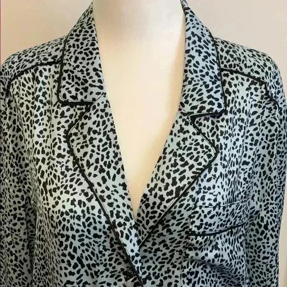 BNWT Cupcakes and cashmere Women’s Animal  print satin blouse size S - Picture 4 of 8